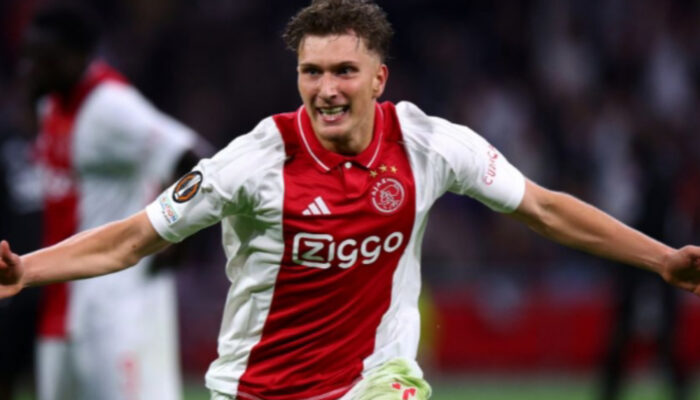 Incar Mika Godts, Manchester United Siap Goda Ajax Lagi?