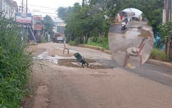 Janji Manis 'Tarsok' Perbaiki Dilontarkan UPT Cileungsi Bogor: Warga Tetap Pasang Kursi di Lubang 'Maut' Jl. Raya Bojong Nangka
