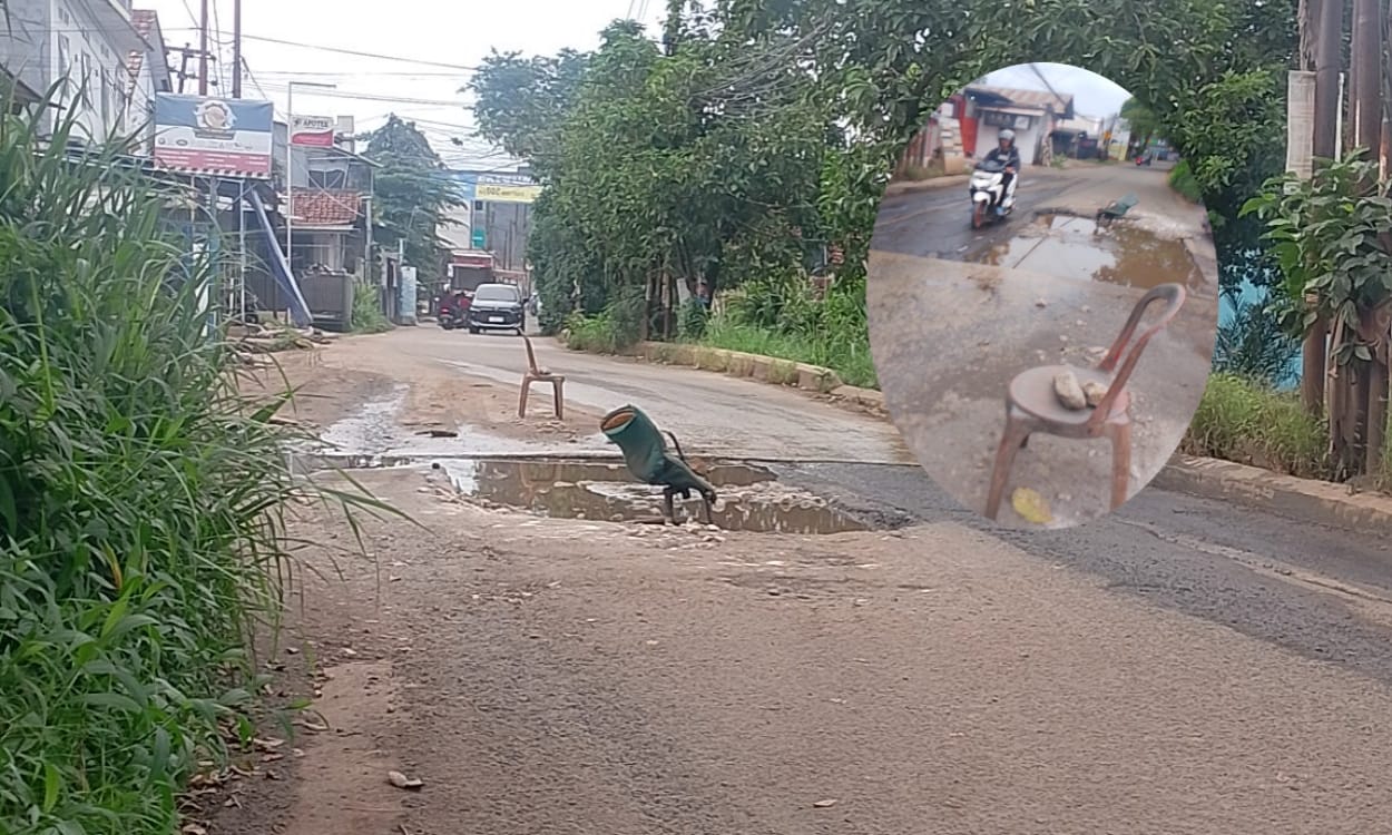 Janji Manis 'Tarsok' Perbaiki Dilontarkan UPT Cileungsi Bogor: Warga Tetap Pasang Kursi di Lubang 'Maut' Jl. Raya Bojong Nangka