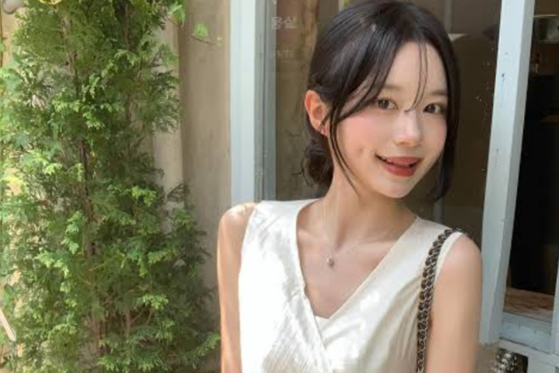 Junghwa Tampil Elegan dalam Pemotretan Terbaru WWD Korea