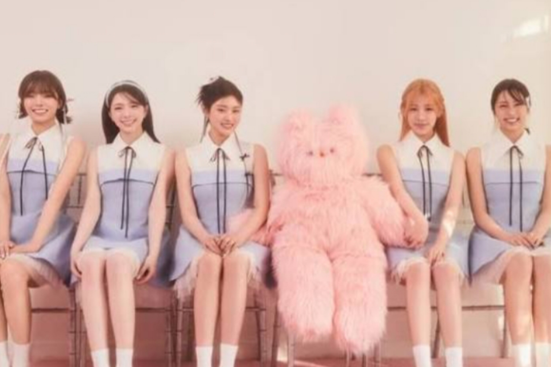 Kolaborasi Lintas Generasi: FIFTY FIFTY Cover Lagu Legendaris Pink Floyd