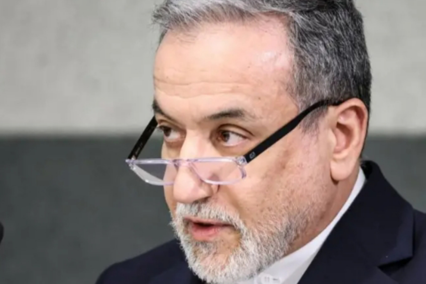 Kritik Tajam Abbas Araghchi: Donald Trump Dianggap "Membom" Meja Perundingan