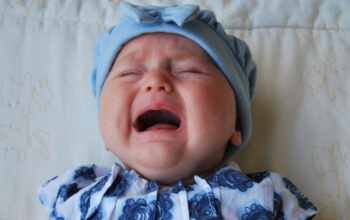 Mengapa Bayi Menangis Terus dan Cara Menanganinya