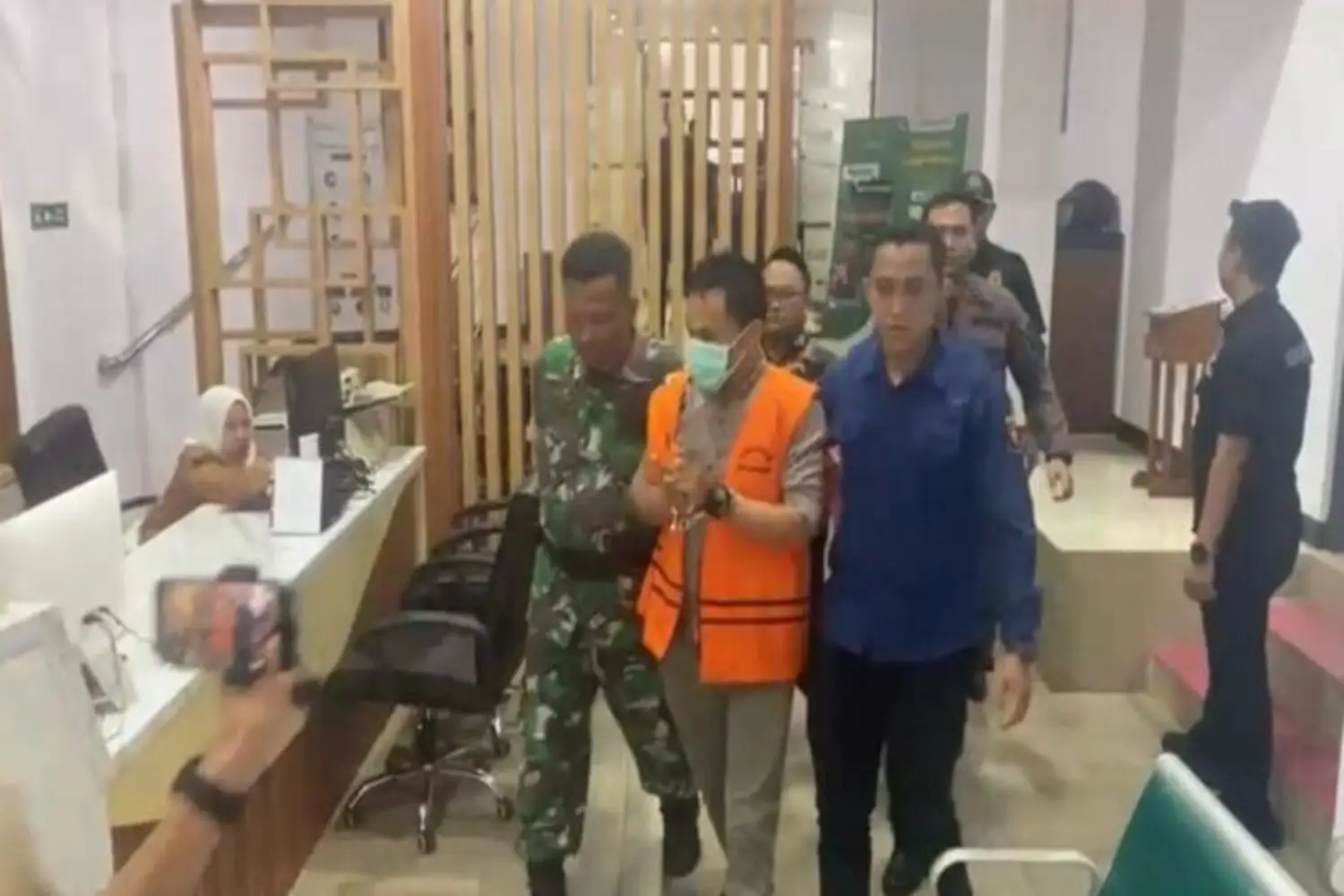 Pajak Rakyat untuk Gaya Hidup: Kades Neglasari Resmi Kenakan Rompi Oranye