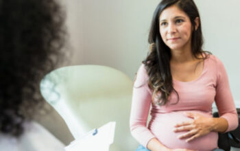 Panduan Aman Ibu Hamil Bepergian Jauh Menggunakan Motor