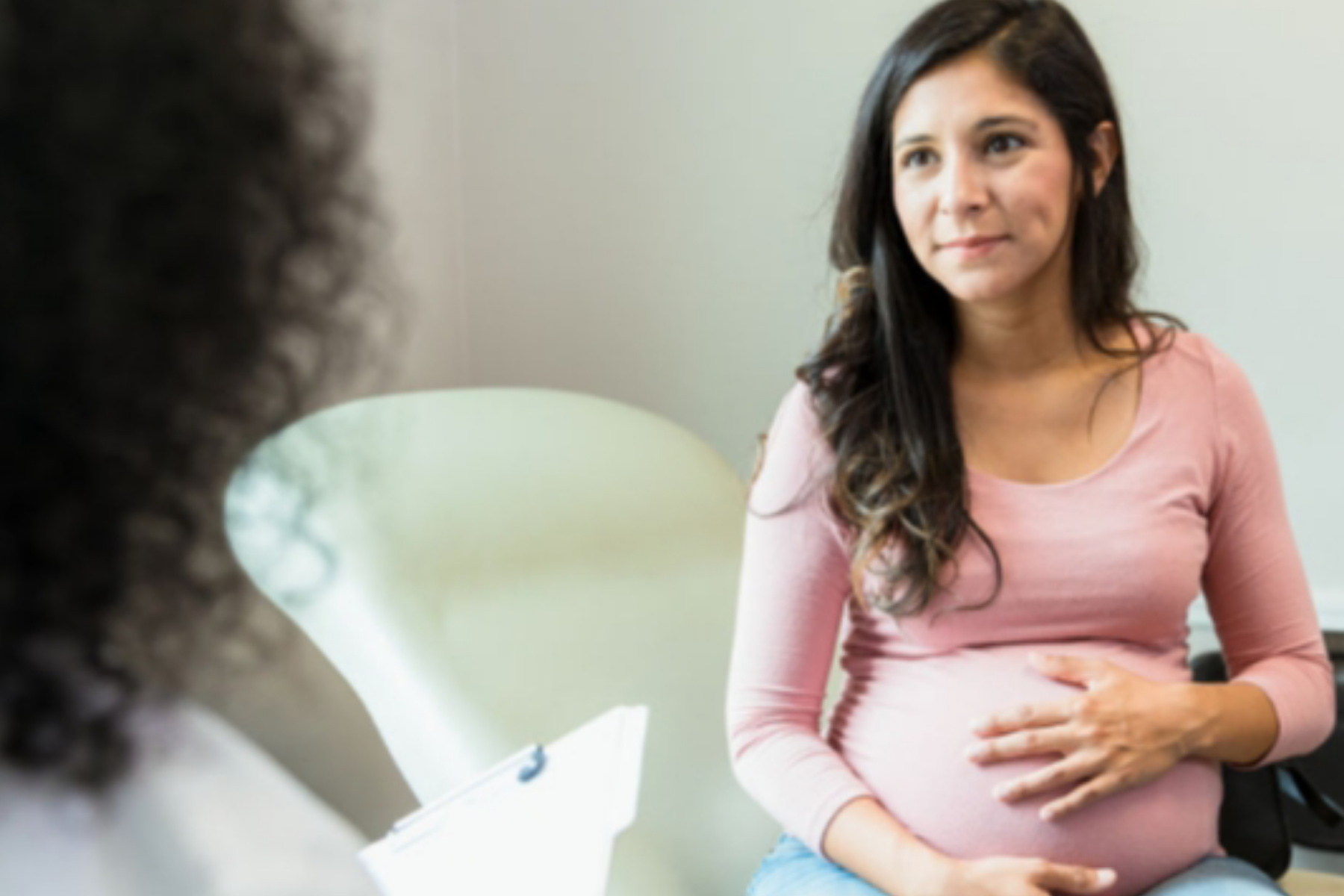 Panduan Aman Ibu Hamil Bepergian Jauh Menggunakan Motor