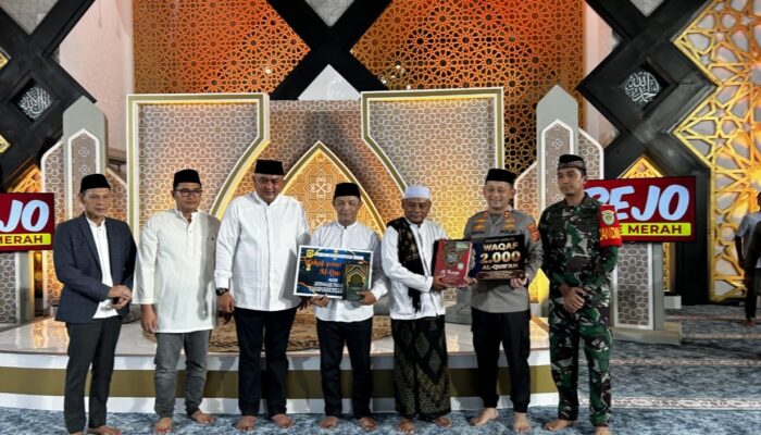 Peringati Nuzulul Quran, Polres Bogor Wakafkan 2.000 Mushaf Al-Quran di Masjid Baitul Faizin