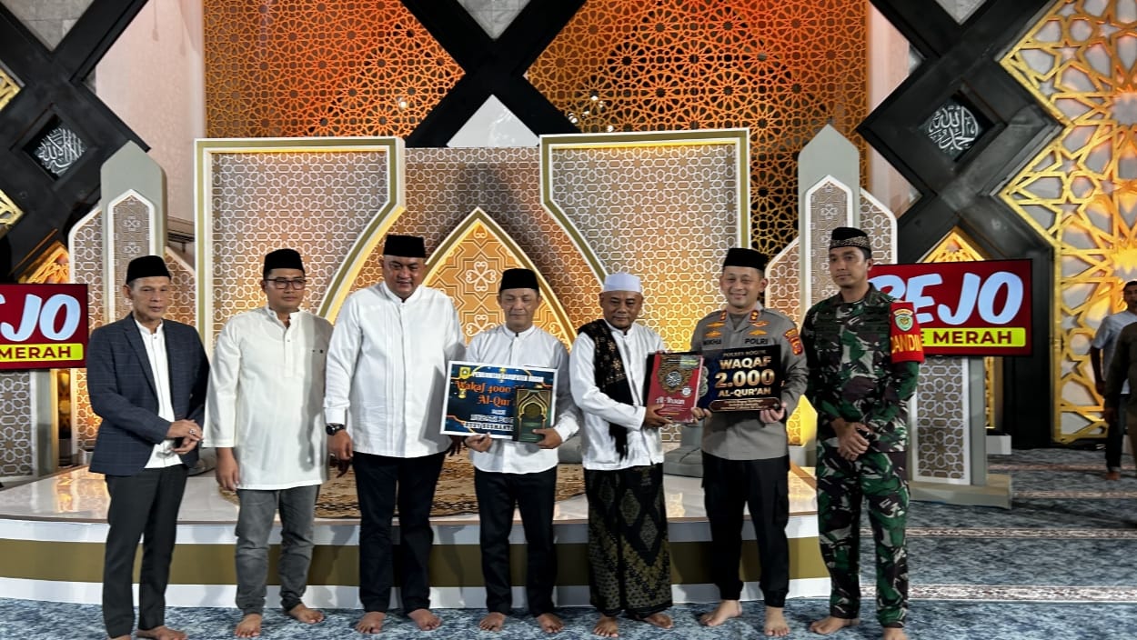 Peringati Nuzulul Quran, Polres Bogor Wakafkan 2.000 Mushaf Al-Quran di Masjid Baitul Faizin