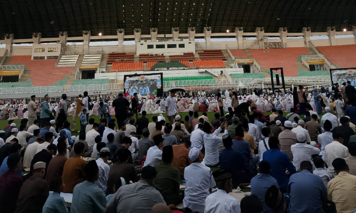 Pertama Kalinya, Ribuan Warga Kabupaten Bogor Salat Id di Stadion Pakansari Cibinong