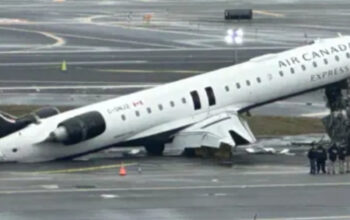 Pesawat Terbelah Dua di LaGuardia: Pramugari Selamat Masih Terikat Kursi!