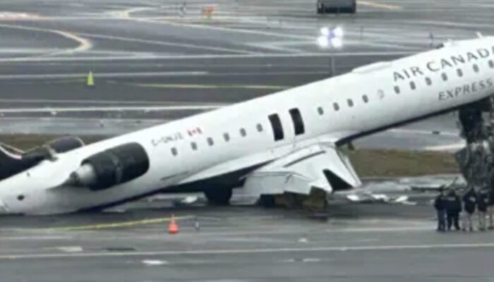 Pesawat Terbelah Dua di LaGuardia: Pramugari Selamat Masih Terikat Kursi!