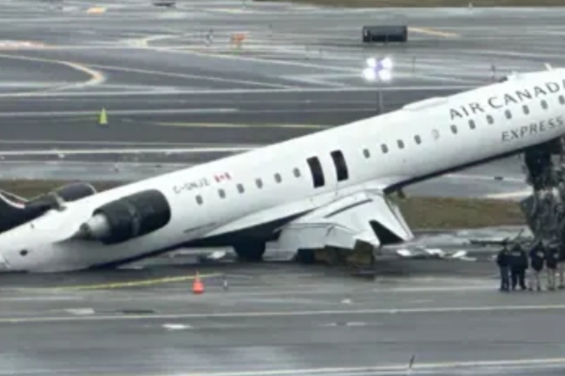 Pesawat Terbelah Dua di LaGuardia: Pramugari Selamat Masih Terikat Kursi!