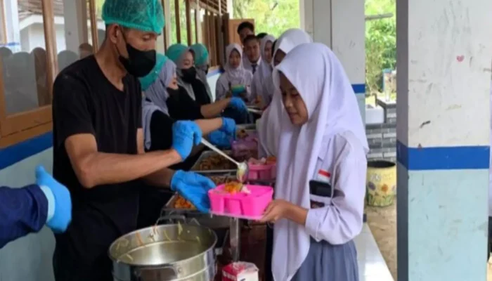 Satu Meja, Seribu Maaf: Kala Opor Ayam Mencairkan Sekat di Sekolah Sukabumi