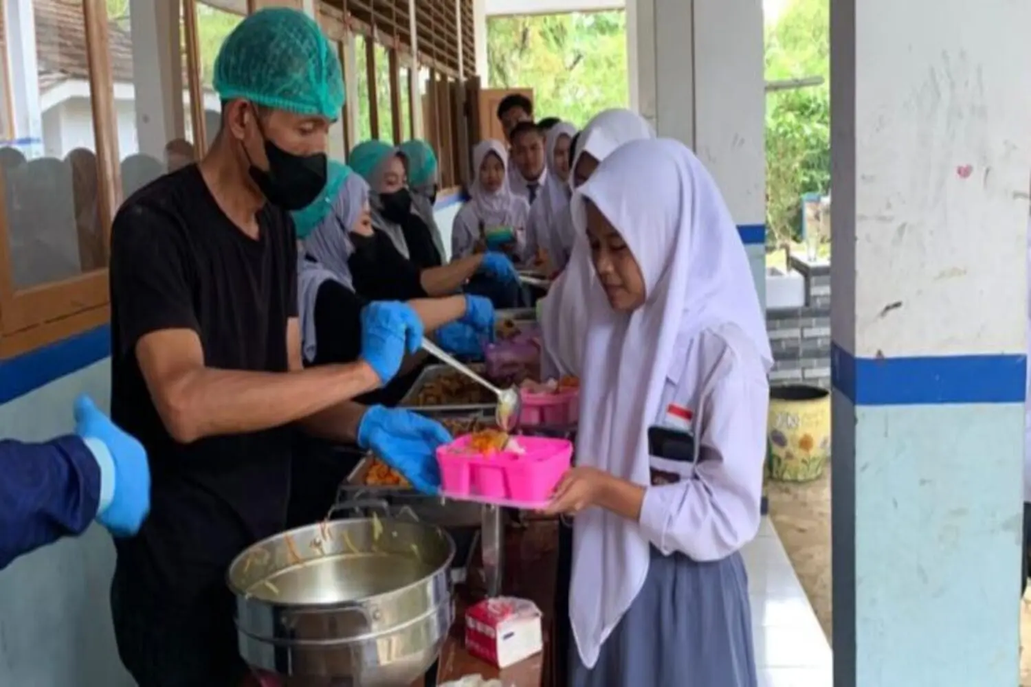 Satu Meja, Seribu Maaf: Kala Opor Ayam Mencairkan Sekat di Sekolah Sukabumi