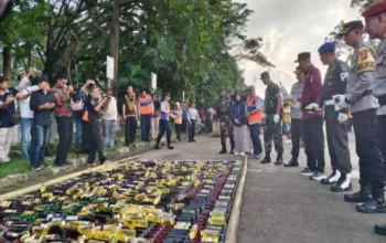 Sikat Penyakit Masyarakat, Ribuan Botol Miras Digilas Alat Berat di Sukabumi