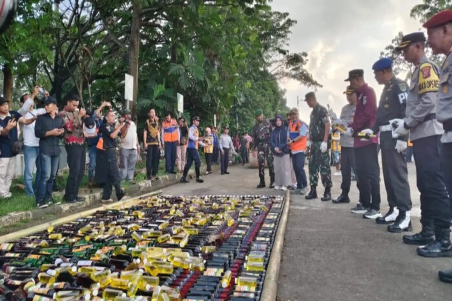 Sikat Penyakit Masyarakat, Ribuan Botol Miras Digilas Alat Berat di Sukabumi