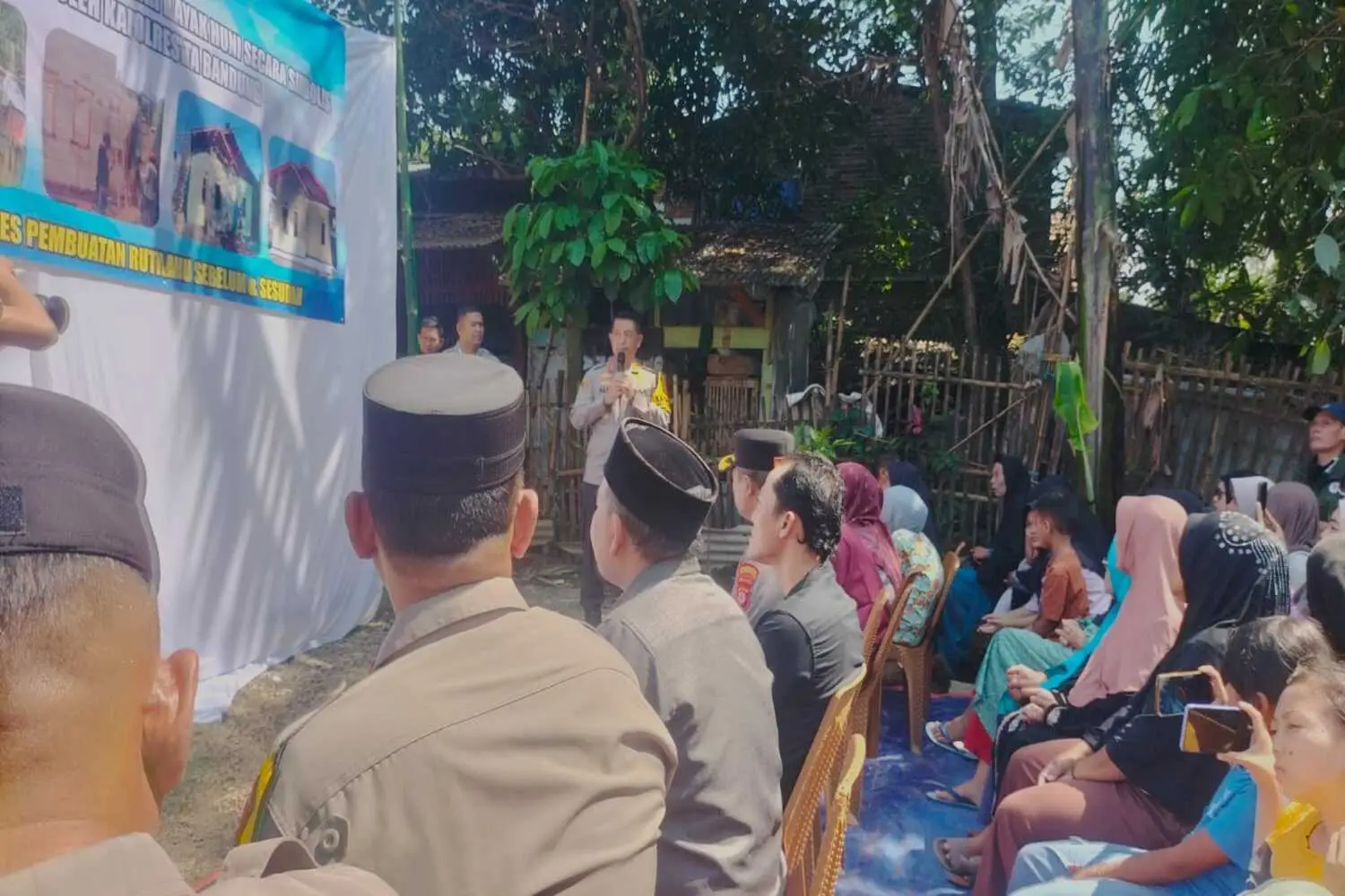 Siti Aisah di Kabupaten Bandung Tersenyum, Rumah Layak Huni Resmi Diserahkan Polisi