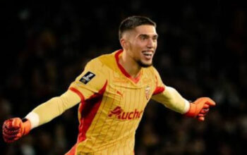 Spurs Bidik Robin Risser: Revolusi di Bawah Mistar Gawang