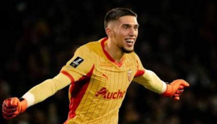 Spurs Bidik Robin Risser: Revolusi di Bawah Mistar Gawang