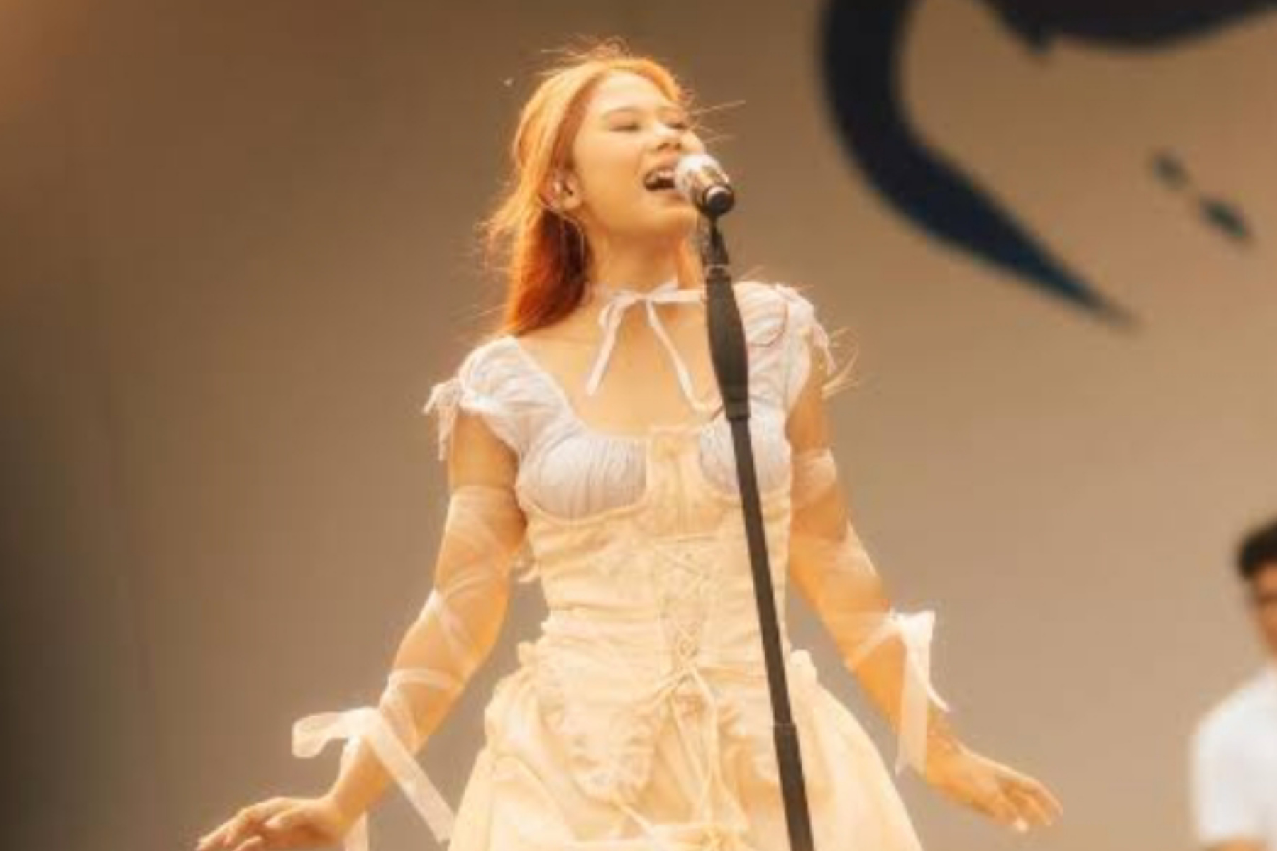 Tangis Haru di Panggung! Nadin Amizah Siapa Vidi?