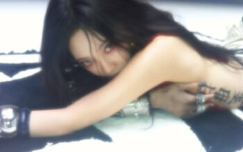 Tato Baru Ningning aespa Jadi Sorotan Netizen di Media Sosial 3 Tato Baru Ningning aespa Jadi Sorotan Netizen di Media Sosial