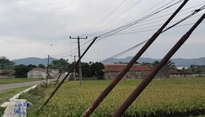 Tiang Kabel Nyaris Ambruk di Cianjur, Telkom Diminta Bertindak