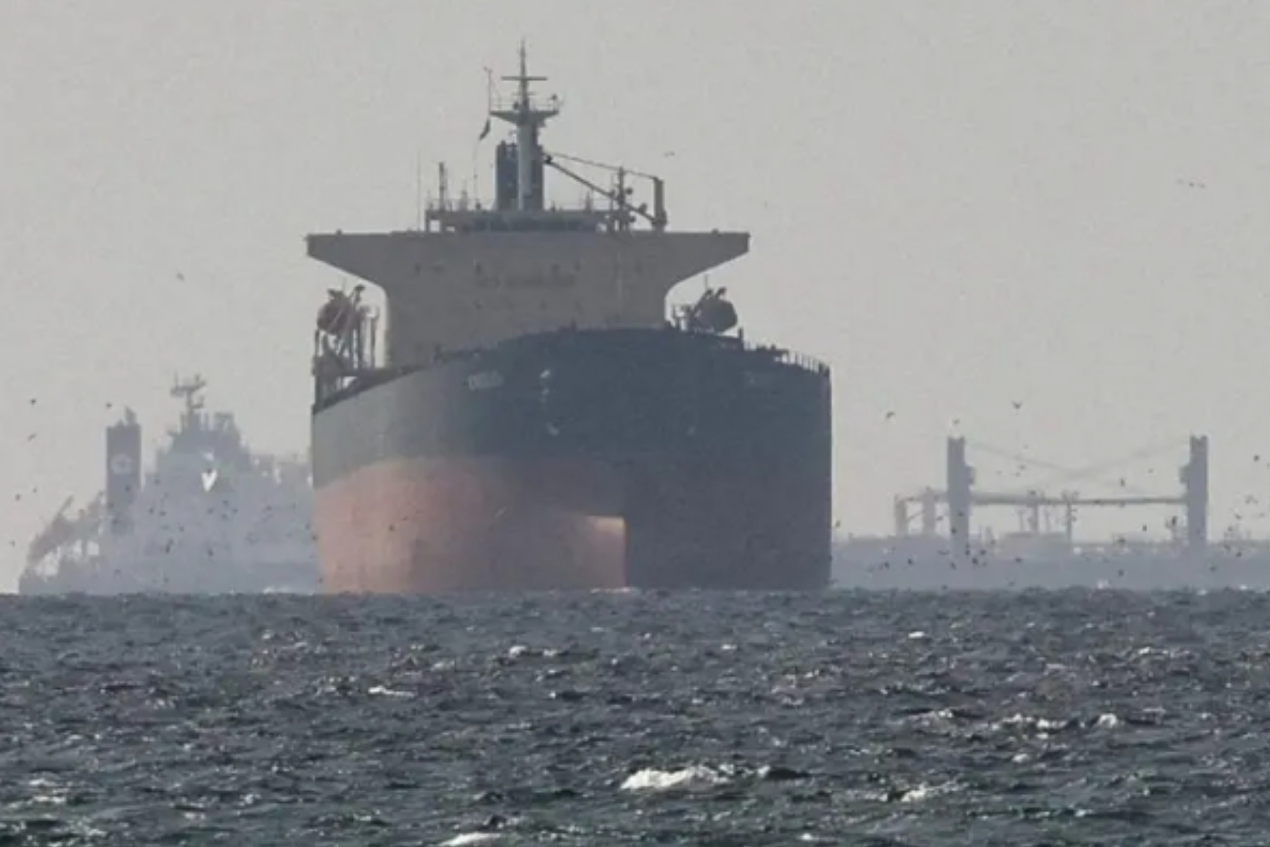 Trump Hajar Kilang Minyak Iran: Selat Hormuz Terancam Jadi Lautan Abu?