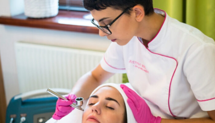 Wajah Mulus Instan dengan Dermaplaning, Amankah untuk Anda?