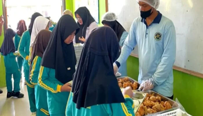 Wangi Opor dan Tawa Bocah: Kala Meja Prasmanan MBG Satukan Hati di SDN Tegal Sadang Sukabumi