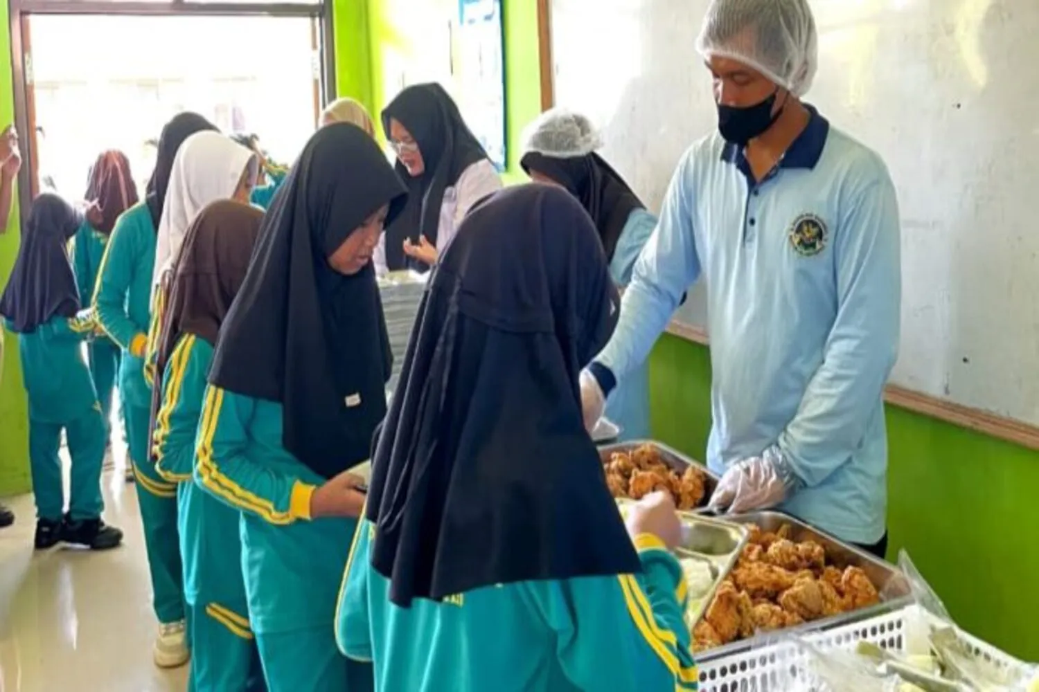 Wangi Opor dan Tawa Bocah: Kala Meja Prasmanan MBG Satukan Hati di SDN Tegal Sadang Sukabumi