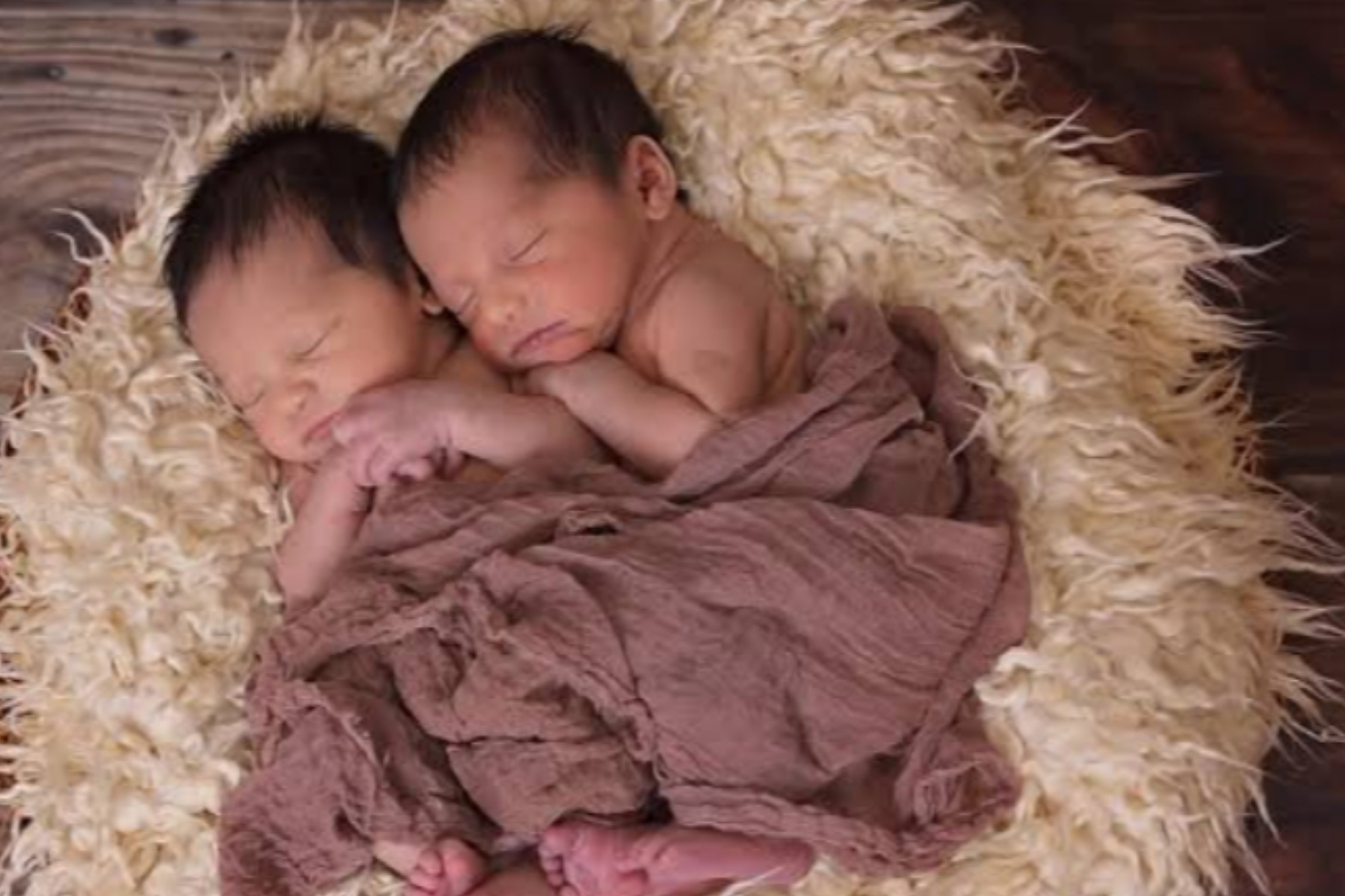 Waspada Komplikasi Hamil Bayi Kembar: Tips Tetap Tenang