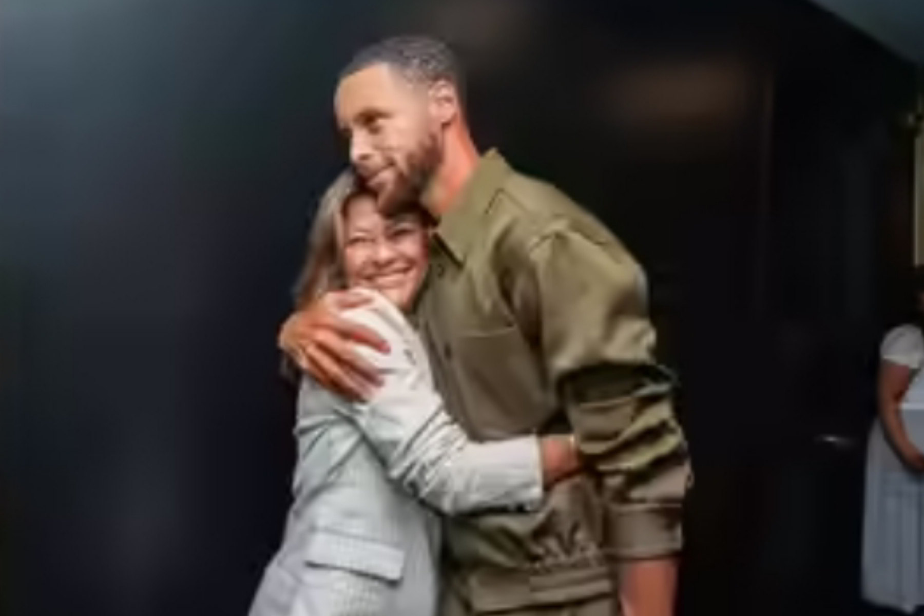 Akhiri Masa Duka, Ibunda Stephen Curry Kembali ke Media Sosial dengan Pesan Menyentuh