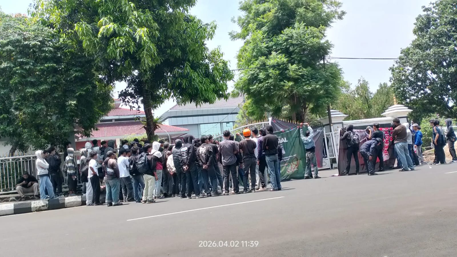 Aksi ​Brigade Mahasiswa Bogor ‘Kepung’ Kantor DPRD Kabupaten Bogor: Ada Apa dengan Anggaran Digitalisasi Posyandu!!