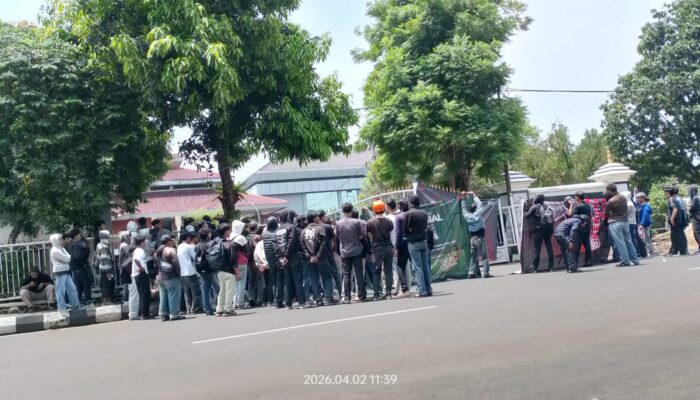 Aksi ​Brigade Mahasiswa Bogor ‘Kepung’ Kantor DPRD Kabupaten Bogor: Ada Apa dengan Anggaran Digitalisasi Posyandu!!