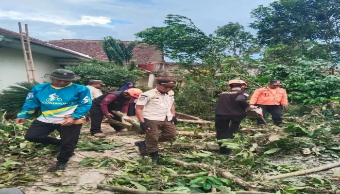 Angin Kencang Mengamuk di Cianjur, Ratusan Rumah Porak-poranda!