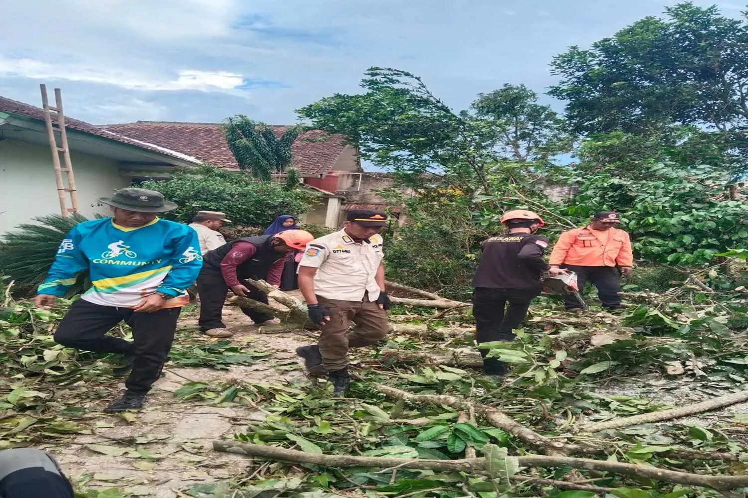 Angin Kencang Mengamuk di Cianjur, Ratusan Rumah Porak-poranda!