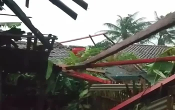 Angin Kencang Terjang Cianjur, Belasan Rumah Ambruk! 1 Angin Kencang Terjang Cianjur, Belasan Rumah Ambruk!