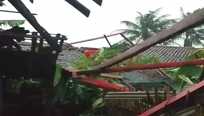 Angin Kencang Terjang Cianjur, Belasan Rumah Ambruk!