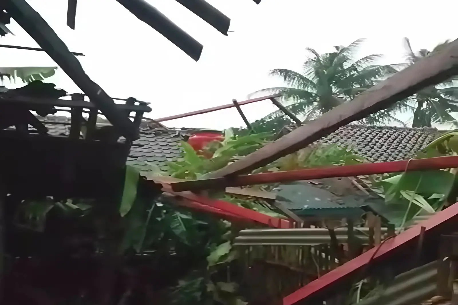 Angin Kencang Terjang Cianjur, Belasan Rumah Ambruk!