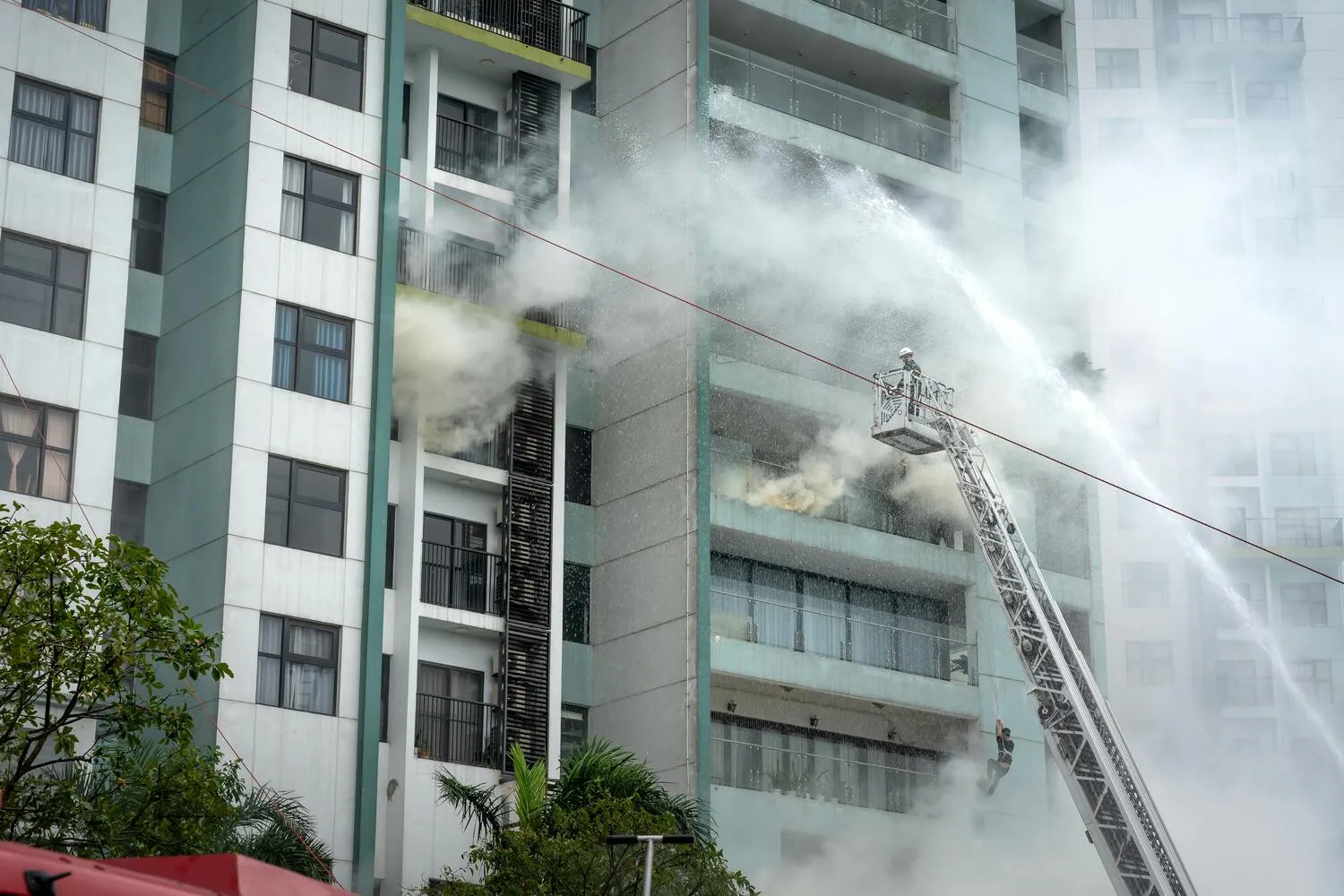 Api Mengamuk di Apartemen Mediterania Jakarta Barat