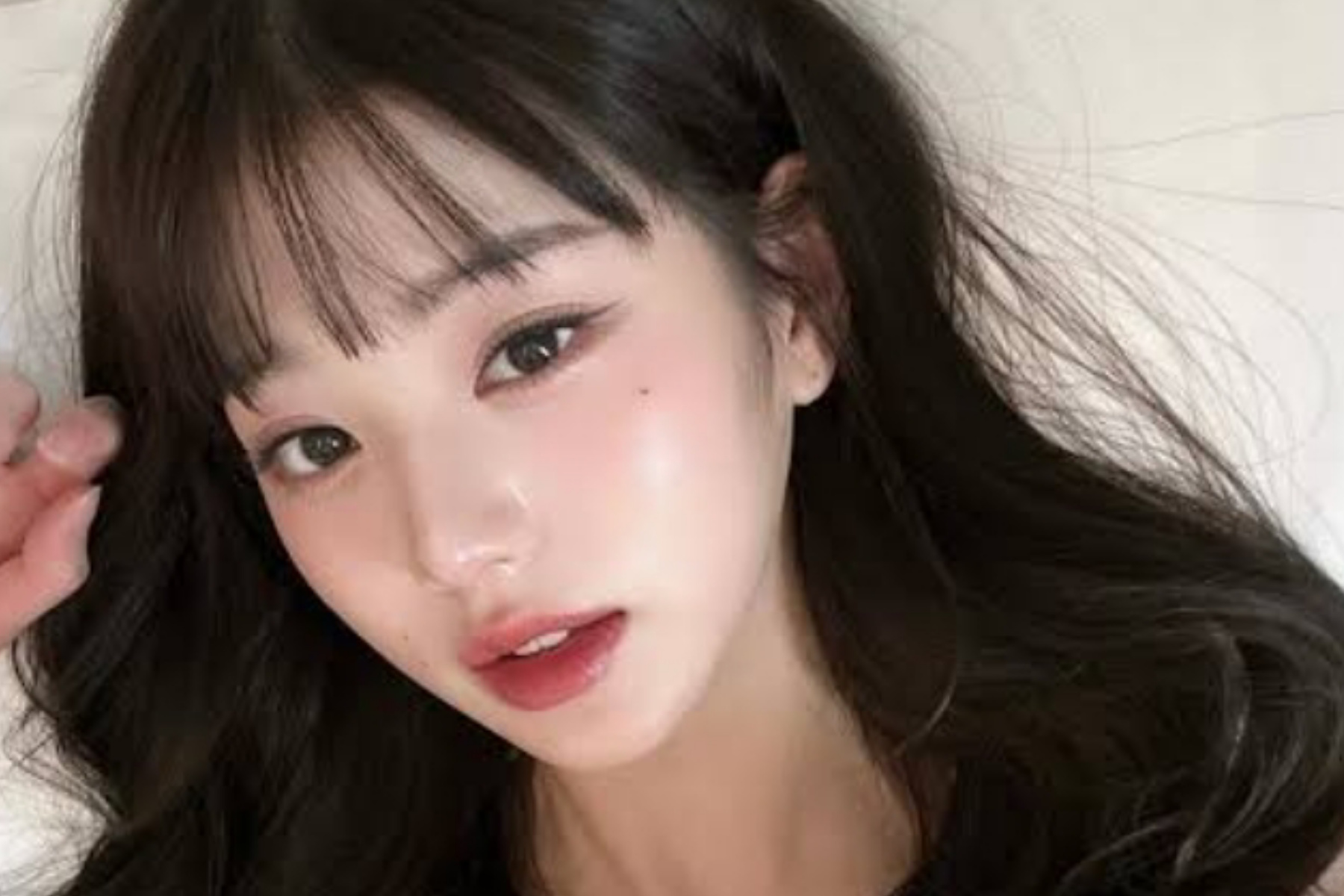 Bak Boneka Hidup! Intip Gaya Sporty dan Lovely Wonyoung IVE di Sesi Foto Terbaru