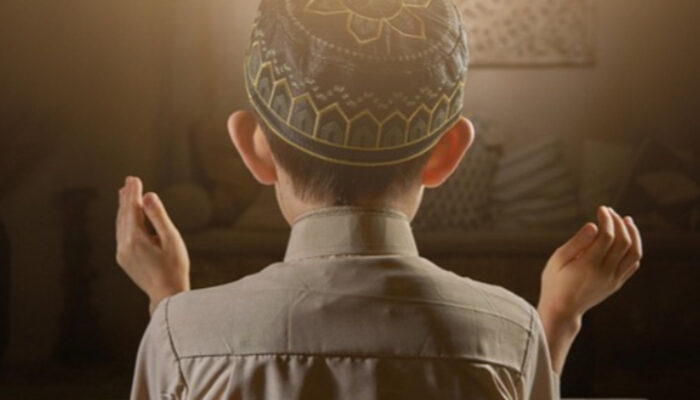 Cara Jenius Ajarkan Anak Salat Tanpa Drama Sejak Dini