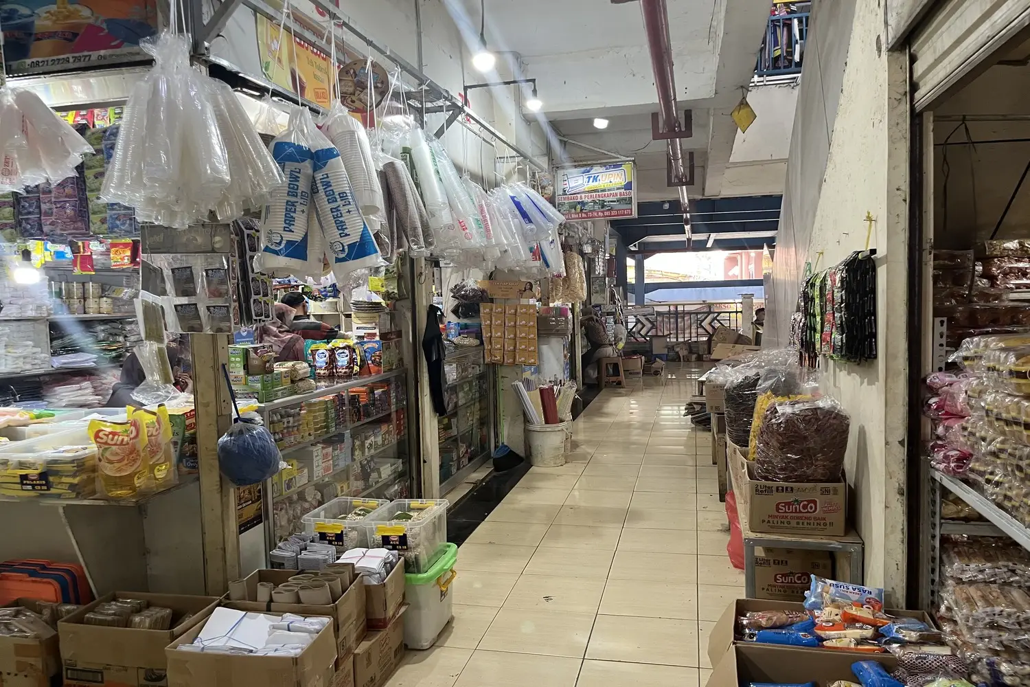 Dampak Konflik Global, Harga Plastik Naik Tajam di Bandung Barat