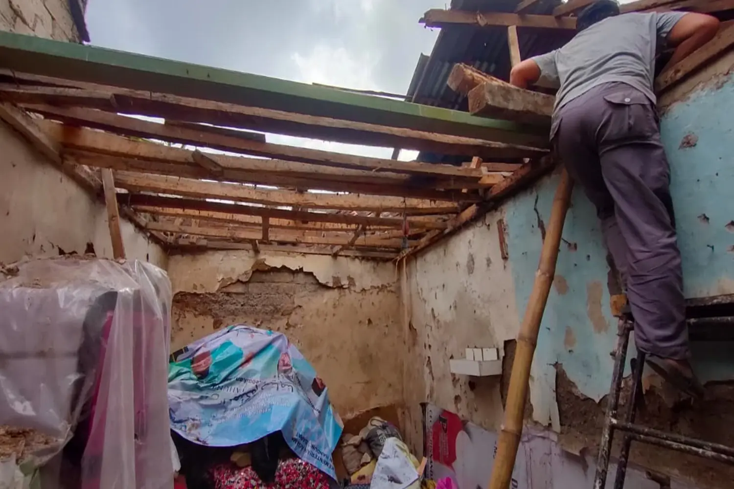 Dari Musibah ke Harapan: Rumah Endang di KBB Dibangun Lagi Berkat Solidaritas