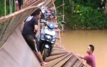 Detik-detik Mencekam! Jembatan Gantung di Tegalbuleud Sukabumi Putus, 5 Motor Terjun Bebas ke Sungai Cibugel