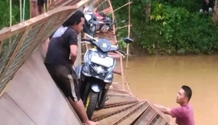 Detik-detik Mencekam! Jembatan Gantung di Tegalbuleud Sukabumi Putus, 5 Motor Terjun Bebas ke Sungai Cibugel