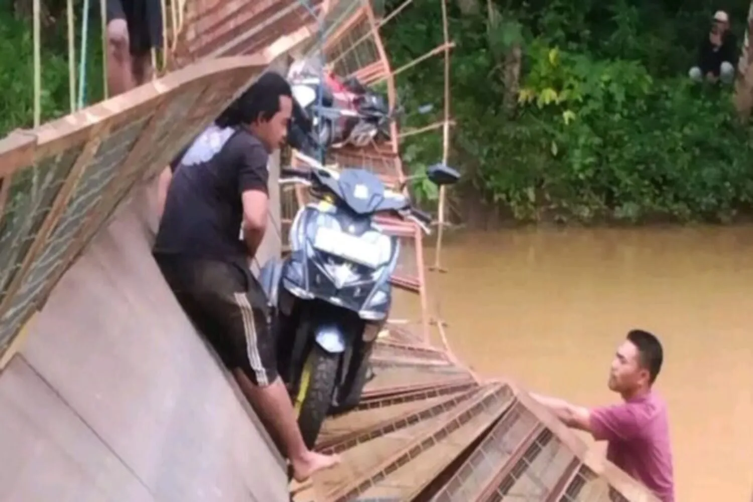 Detik-detik Mencekam! Jembatan Gantung di Tegalbuleud Sukabumi Putus, 5 Motor Terjun Bebas ke Sungai Cibugel