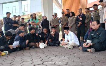 Digeruduk Mahasiswa Soal Anggaran, Begini Jawaban Wakil Ketua DPRD Kabupaten Bogor!!