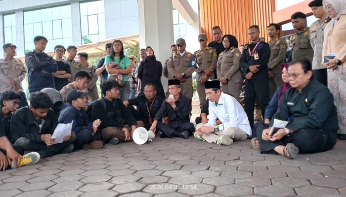 Digeruduk Mahasiswa Soal Anggaran, Begini Jawaban Wakil Ketua DPRD Kabupaten Bogor!!