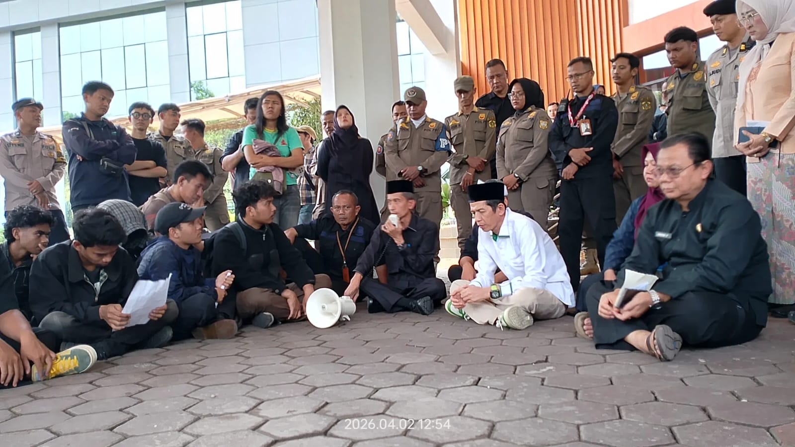 Digeruduk Mahasiswa Soal Anggaran, Begini Jawaban Wakil Ketua DPRD Kabupaten Bogor!!